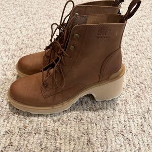 Sorel Women's Tan Lace Up Boots